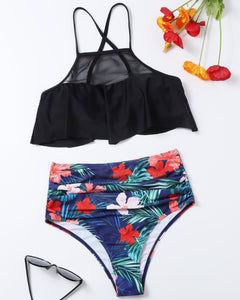 Bikini de malla en contraste tropical y floral
